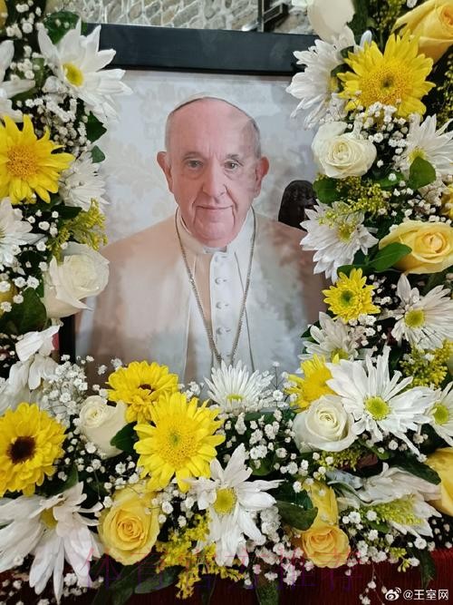 训练之前 皇马全队为教皇方济各逝世默哀1分钟